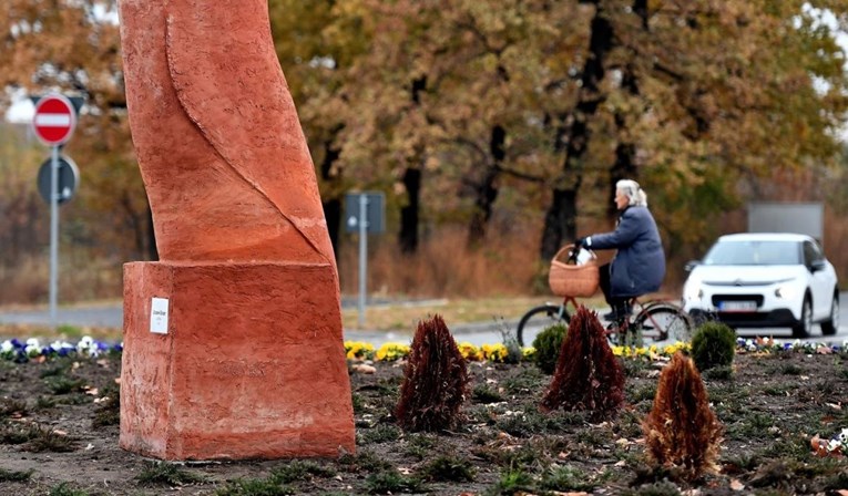 Je li to ptica? Je li to penis? Srbi poludjeli zbog bizarnog spomenika u Kikindi